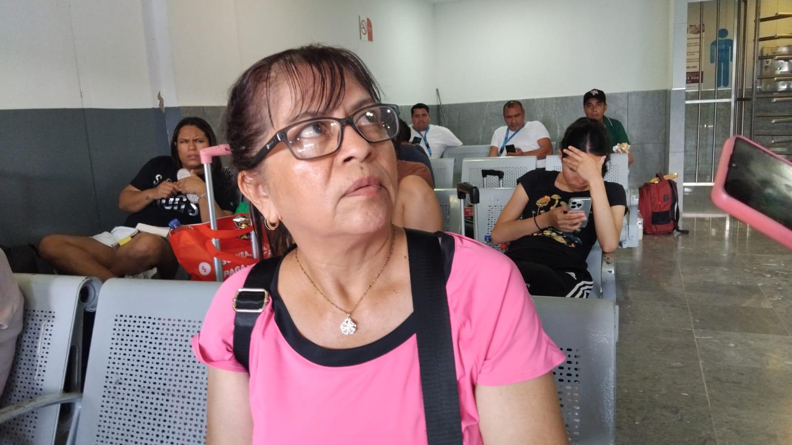 $!Esperan familias hasta 6 horas en central camionera de Mazatlán por bloqueo en carretera