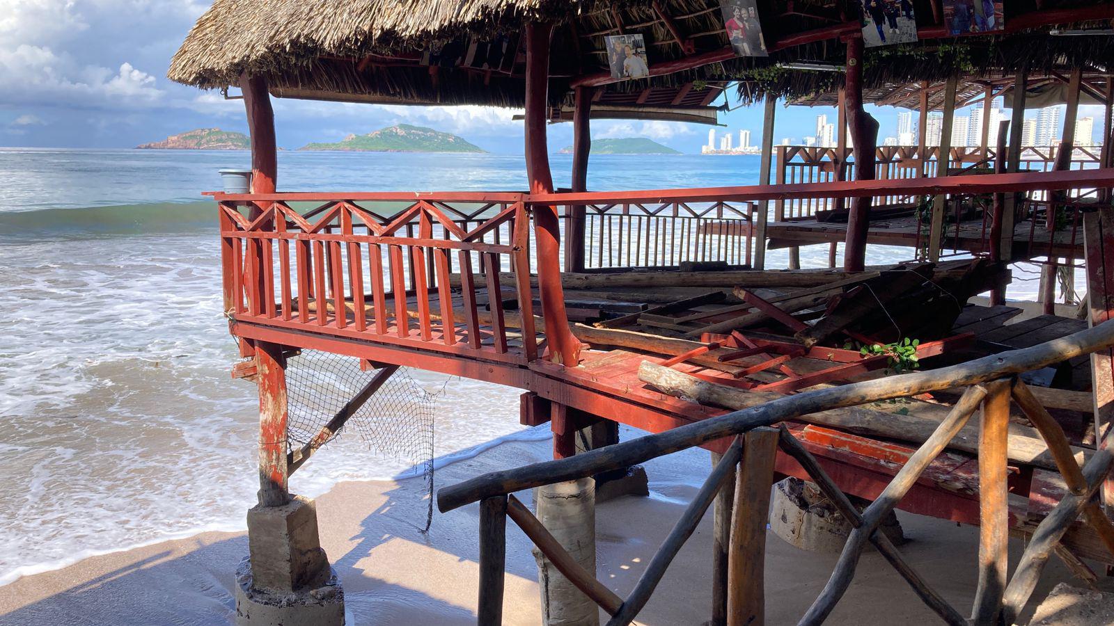 $!Daños en palapas en Mazatlán alcanza en algunos casos hasta el 90%, reportan