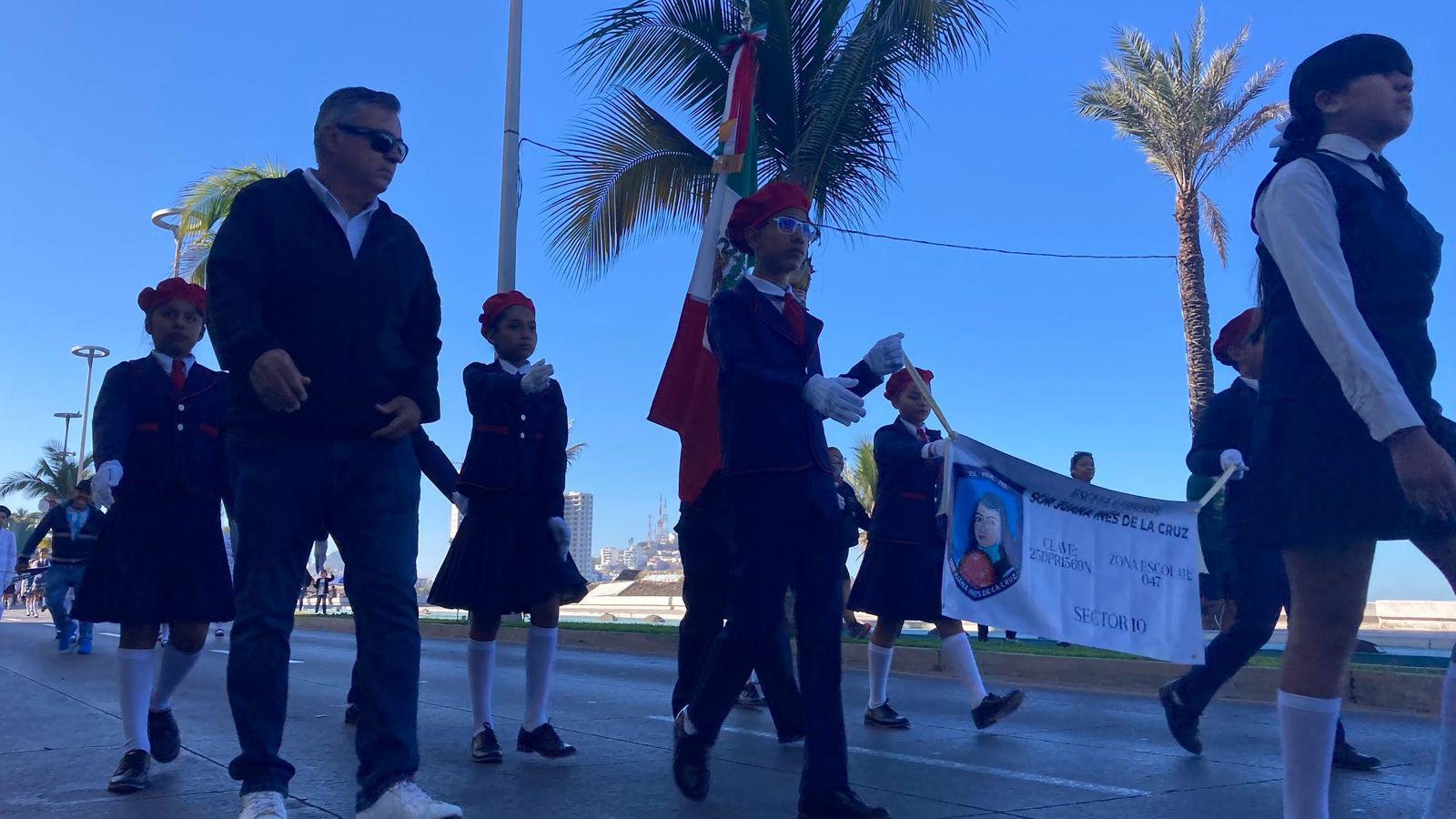 $!Desfilan 90 escoltas de educación básica de Mazatlán en conmemoración del Día de la Bandera