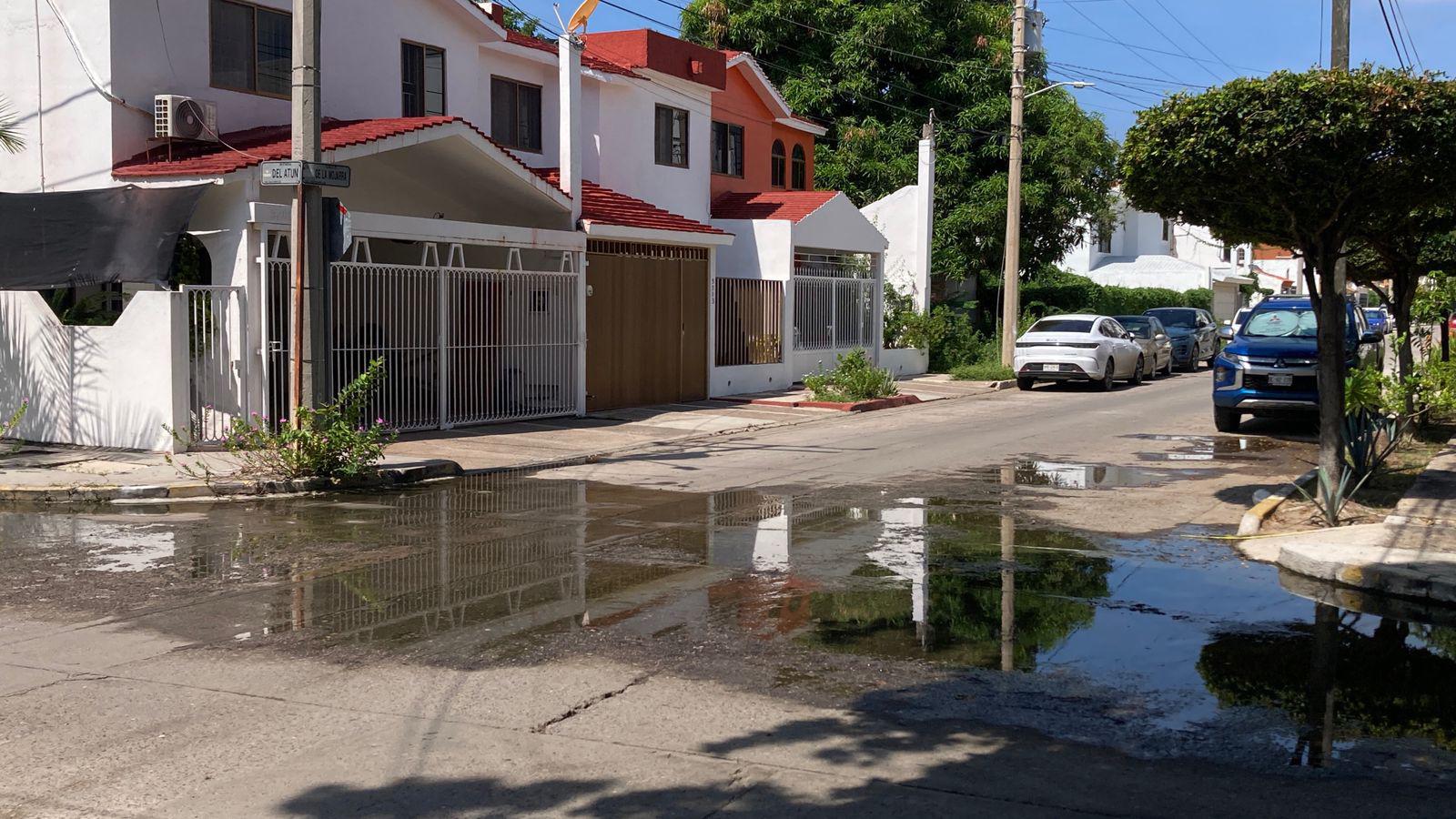 $!En Sábalo Country, vecinos sufren por fuga de drenaje y basura sin recolectar en el parque