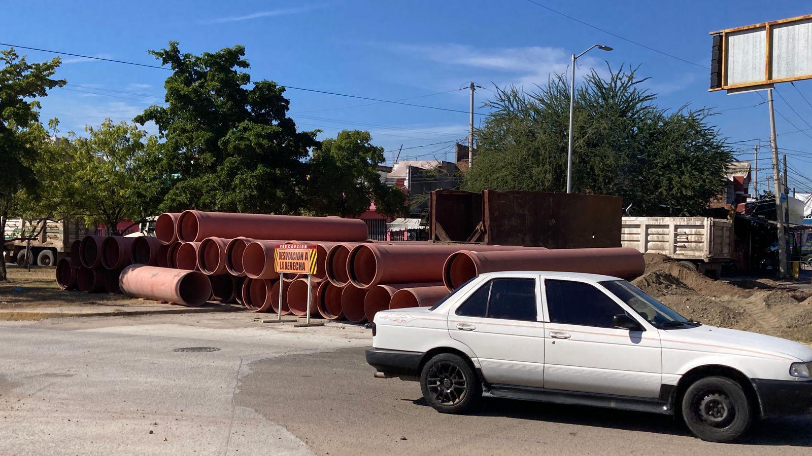 $!Genera congestionamiento vehicular cierre de tramo de Avenida Insurgentes por obras en colector sanitario
