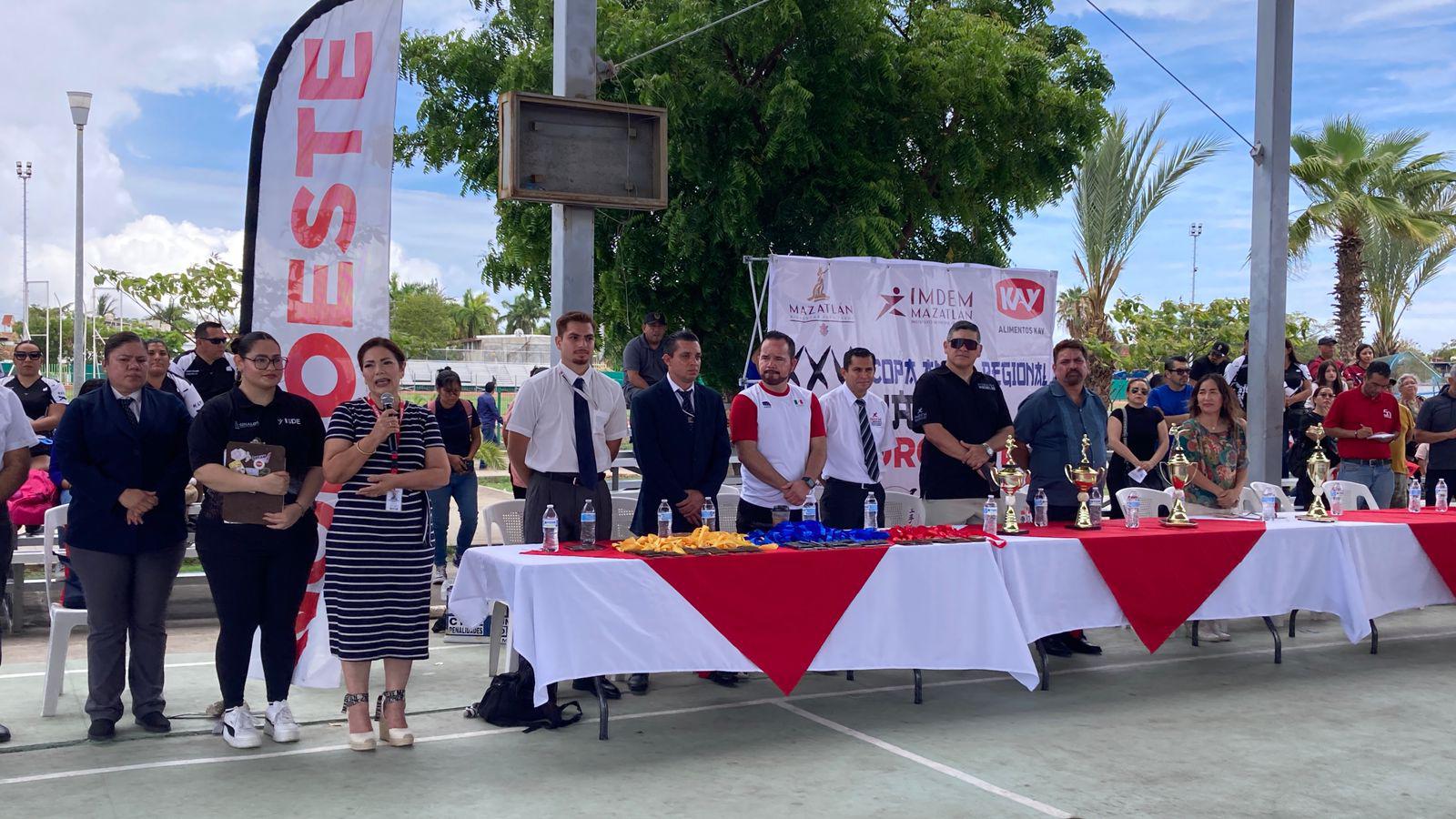 $!Elizabeth Peraza dio la bienvenida a los participantes y a sus papás.