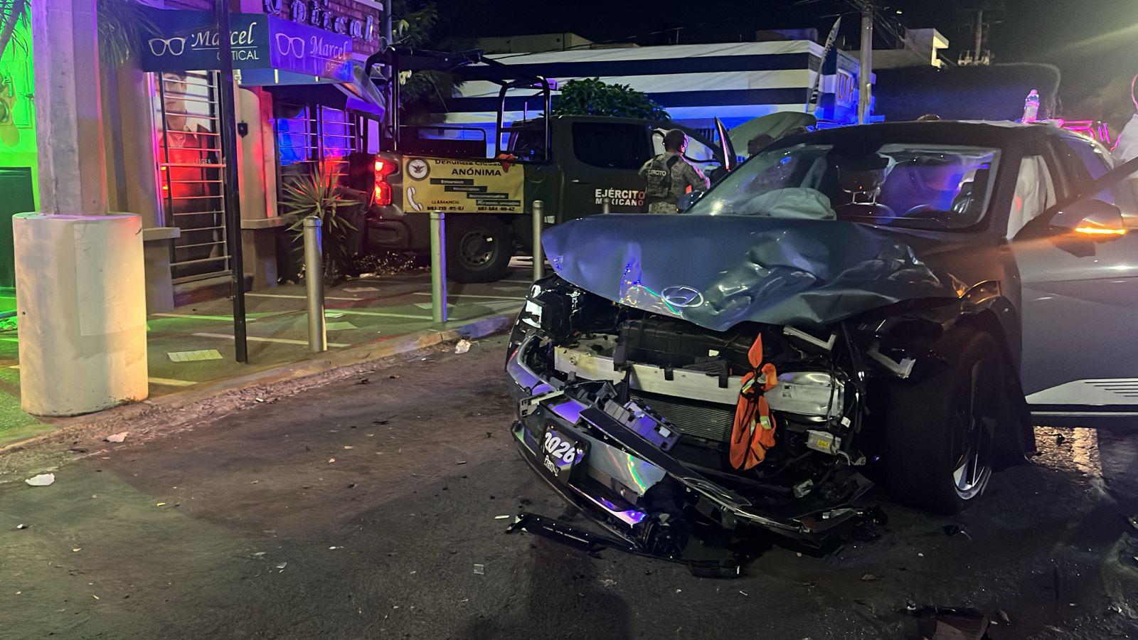 $!Choque en Las Quintas 4 militares heridos y daños en negocio en Culiacán