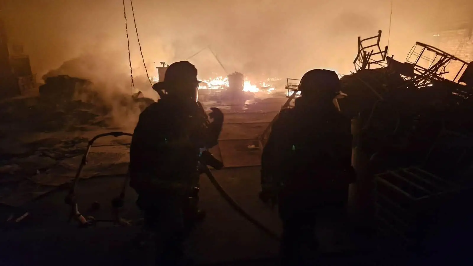 $!Incendio consume yarda recicladora en la colonia Esperanza, en Mazatlán