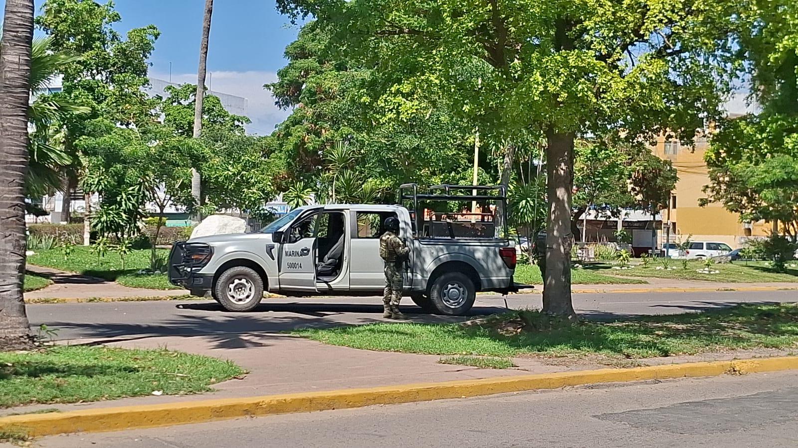 $!FGR cumplimenta orden de cateo en depósito de cerveza en la colonia López Mateos, en Mazatlán