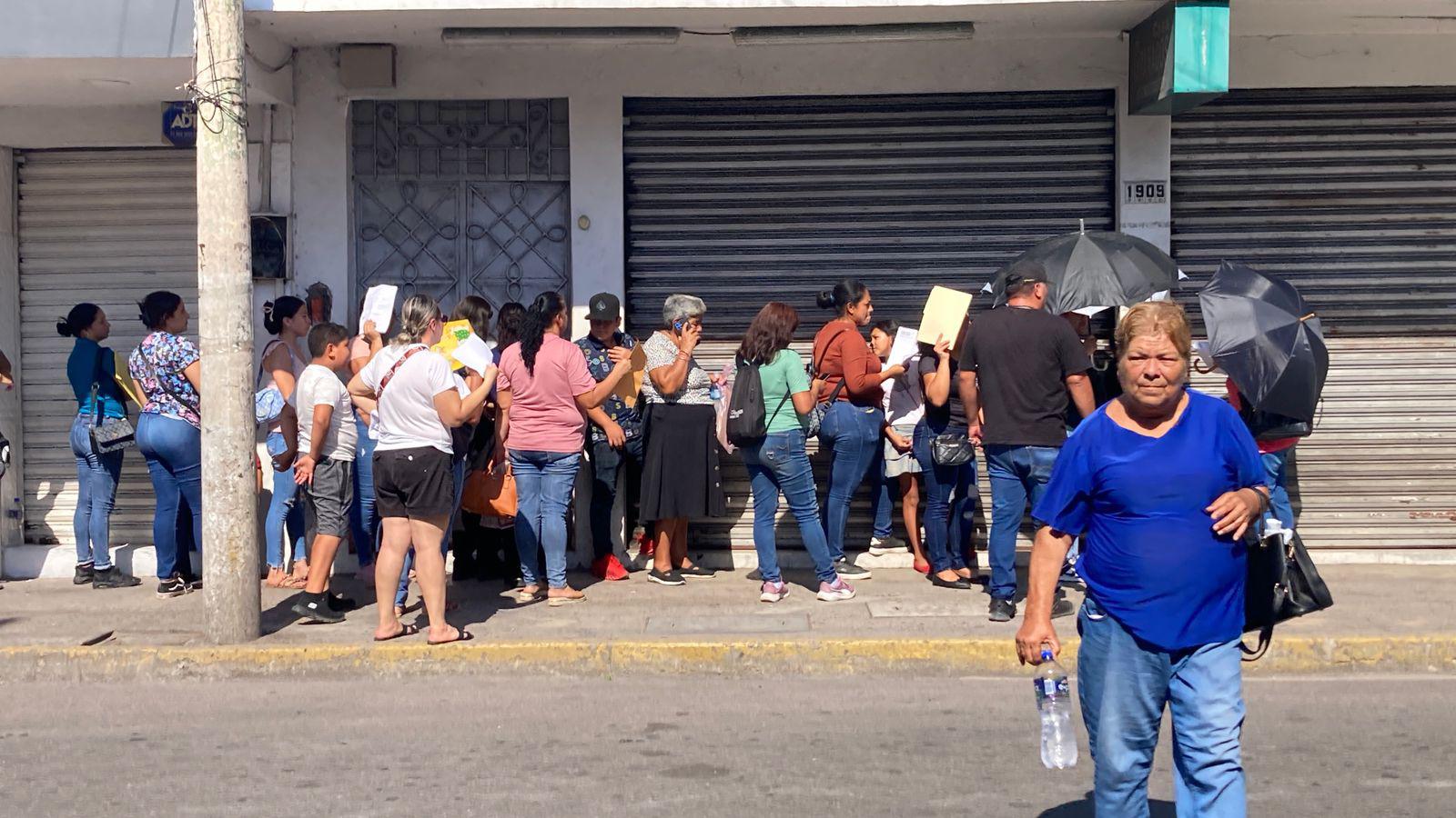 $!Sin contratiempos, continúan negocios entregando uniformes, útiles y calzado deportivo en Mazatlán