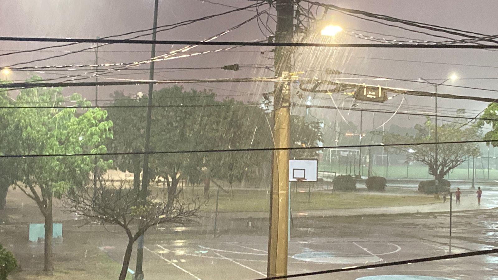 $!Cae fuerte lluvia acompañada de ráfagas de viento en Mazatlán