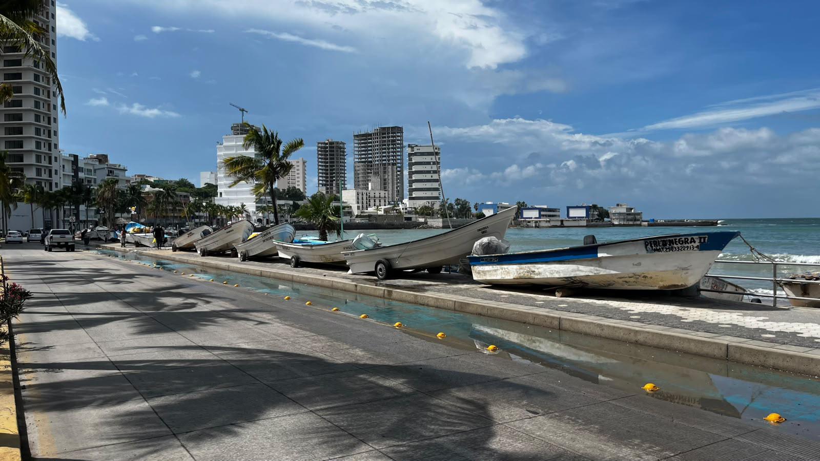 $!Pescadores de Playa Norte, en Mazatlán, resguardan sus pangas del oleaje por huracán Simon