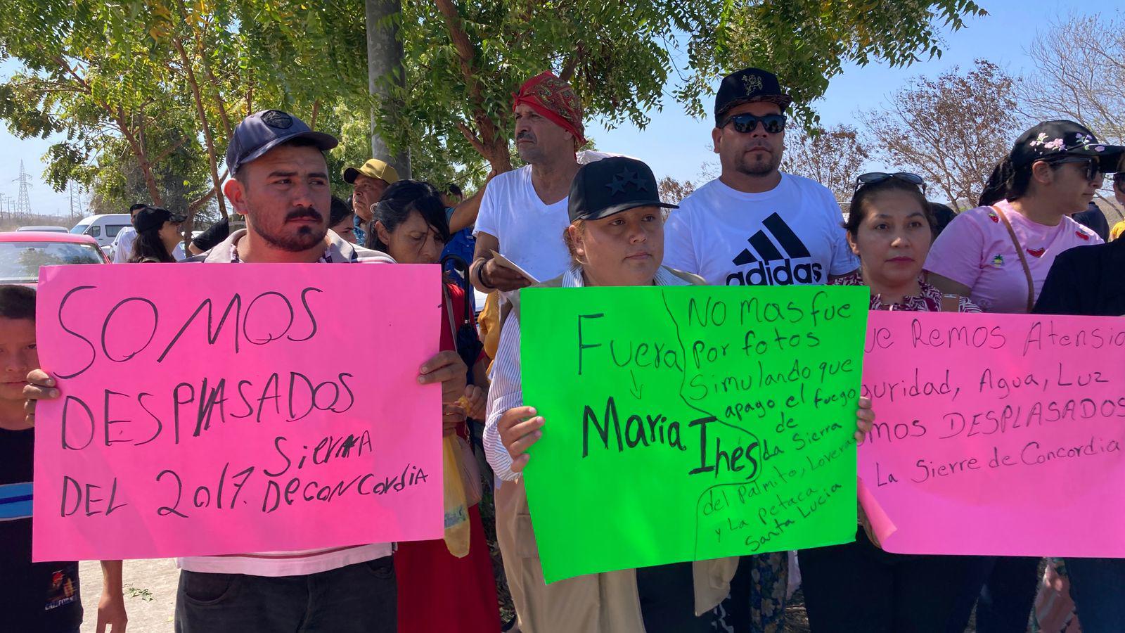 $!Desplazados de la sierra de Concordia se manifiestan previo a la llegada de Claudia Sheinbaum a Mazatlán