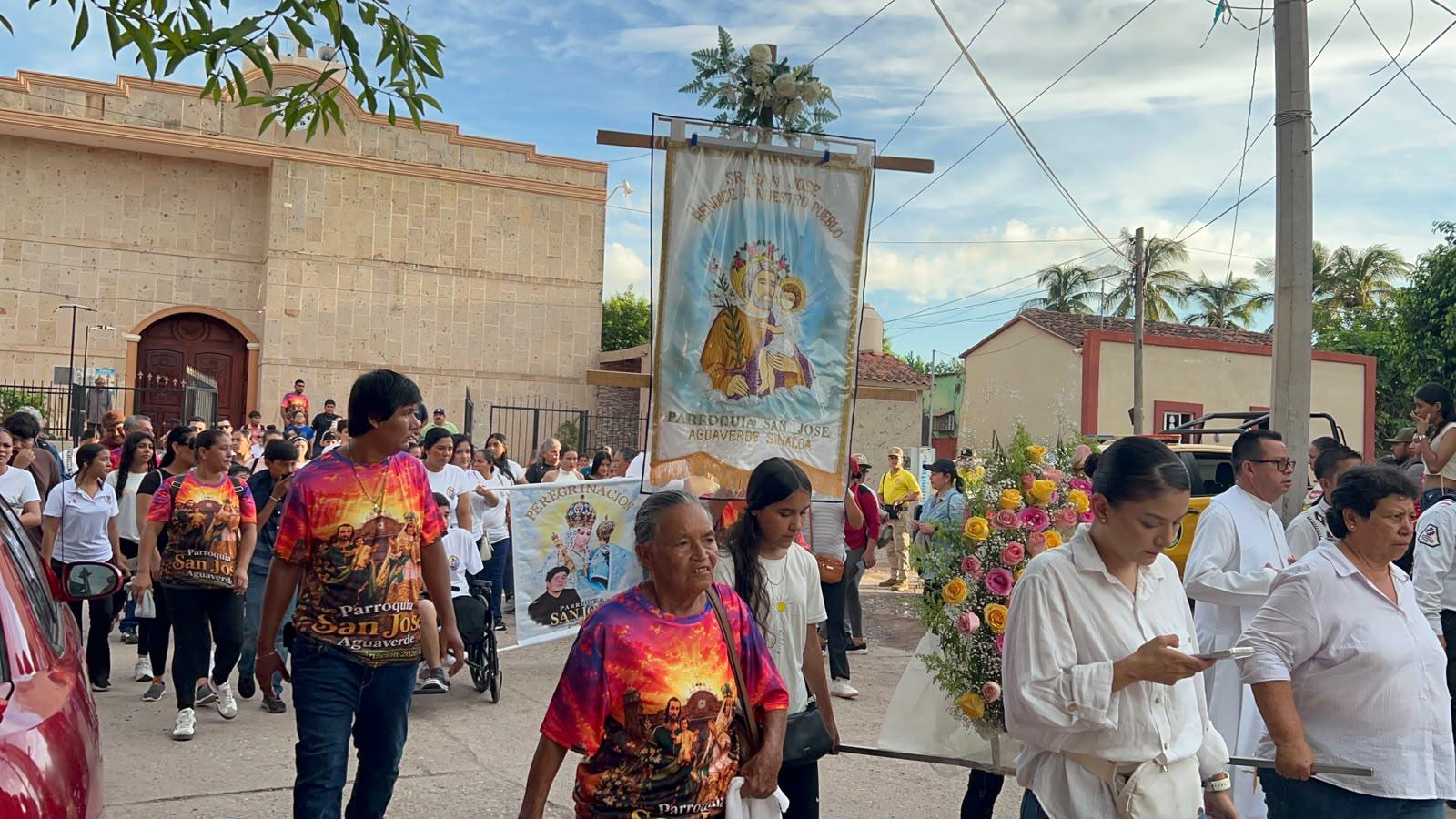 $!Pueblo de Agua Verde peregrina para agradecer la salud de joven y pedir paz a la Virgen del Rosario