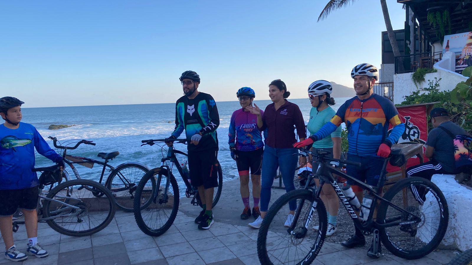$!Familias mazatlecas celebran el Día Mundial de la Bicicleta con paseo por el malecón