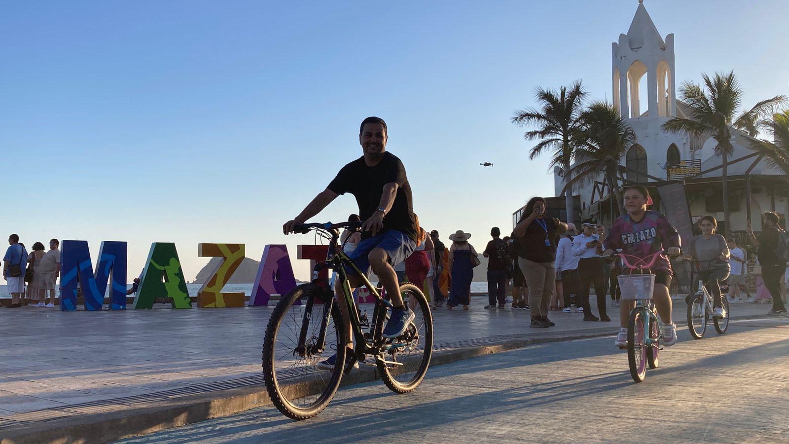 $!Familias mazatlecas celebran el Día Mundial de la Bicicleta con paseo por el malecón