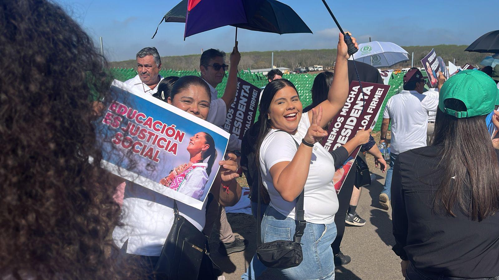 $!A pie y en camiones llegan funcionarios y trabajadores de Gobierno del Sinaloa a evento de Sheinbaum en Culiacán