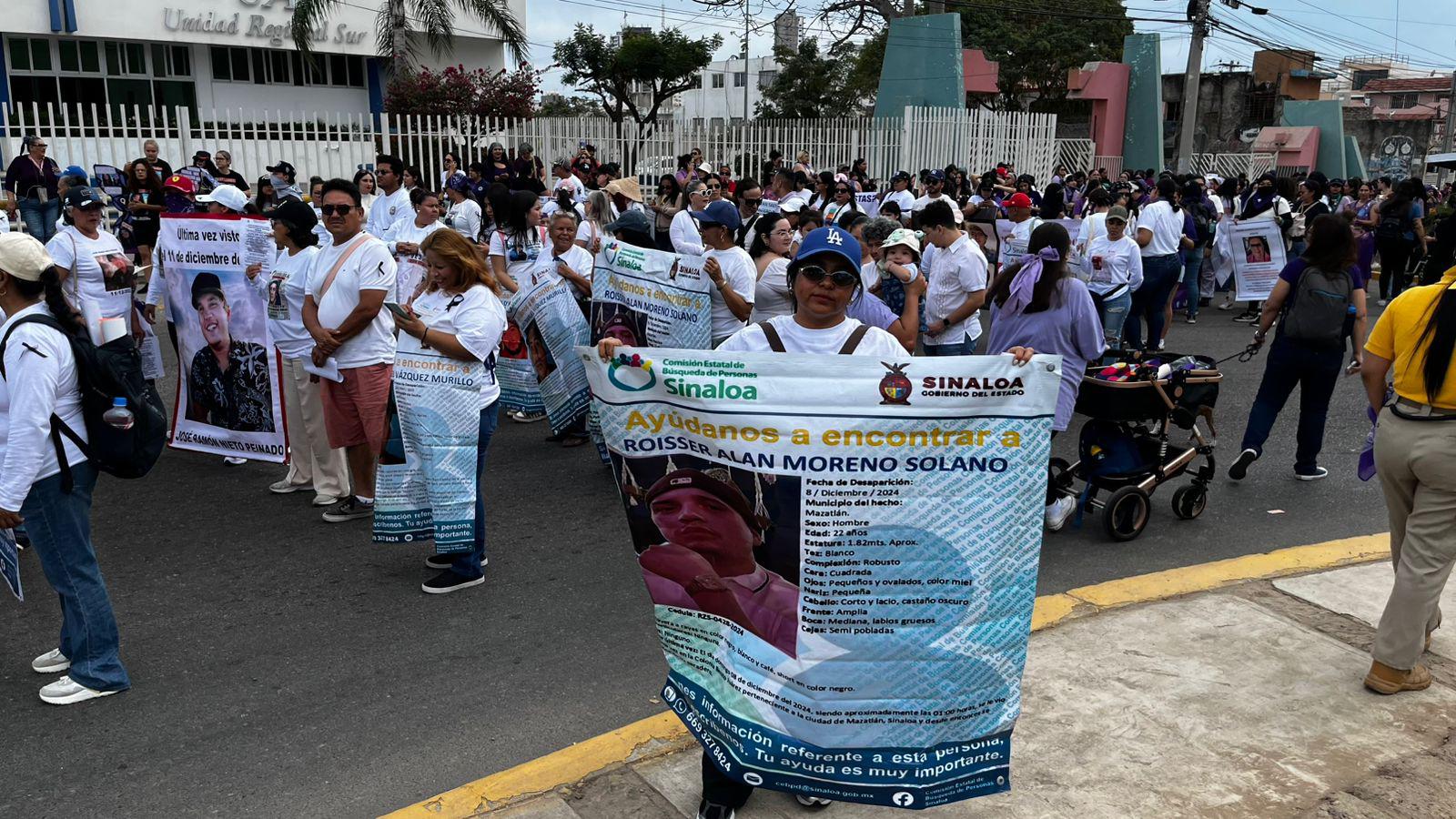 $!‘Hijo, escucha, tu familia está en la lucha’: colectivos de búsqueda participan en la Marcha 8M, en Mazatlán
