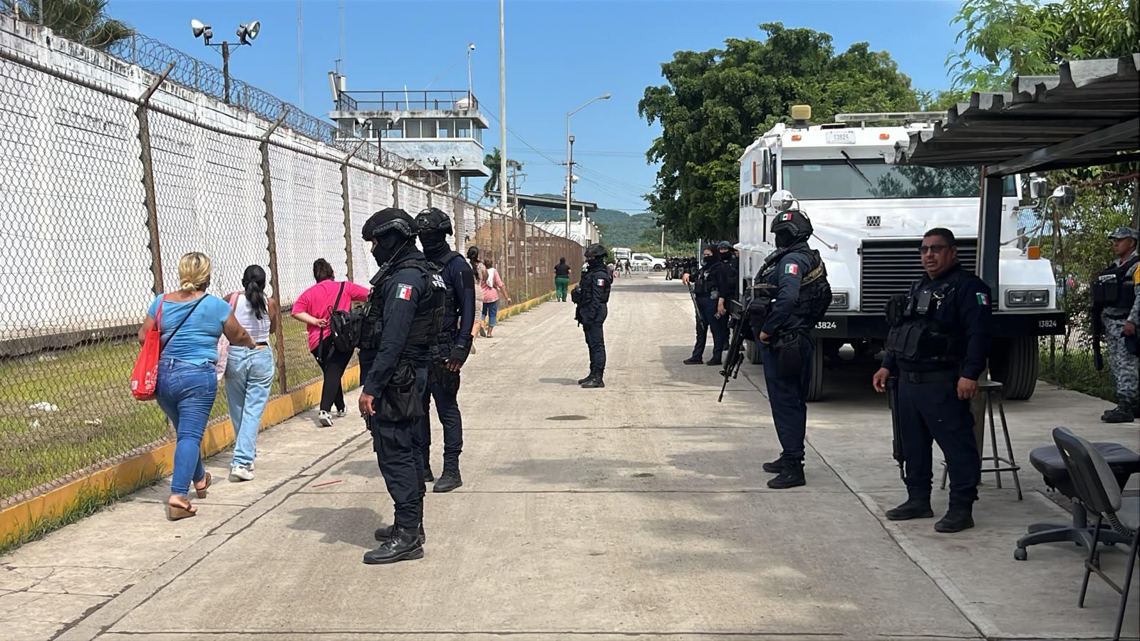 $!Bajo protocolos de seguridad familiares comienzan a ingresan al penal El Castillo, en Mazatlán