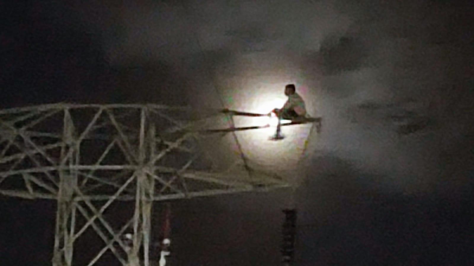 $!Hombre se sube otra vez a torre de 30 metros en Mazatlán y pone en alerta a autoridades