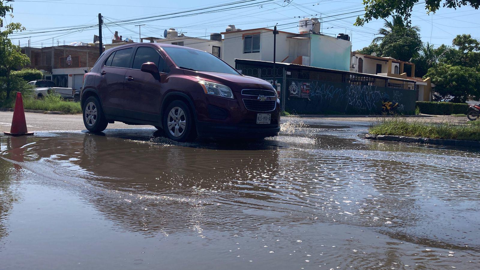 $!Desborda corriente de aguas negras por la avenida Jabalíes en Mazatlán
