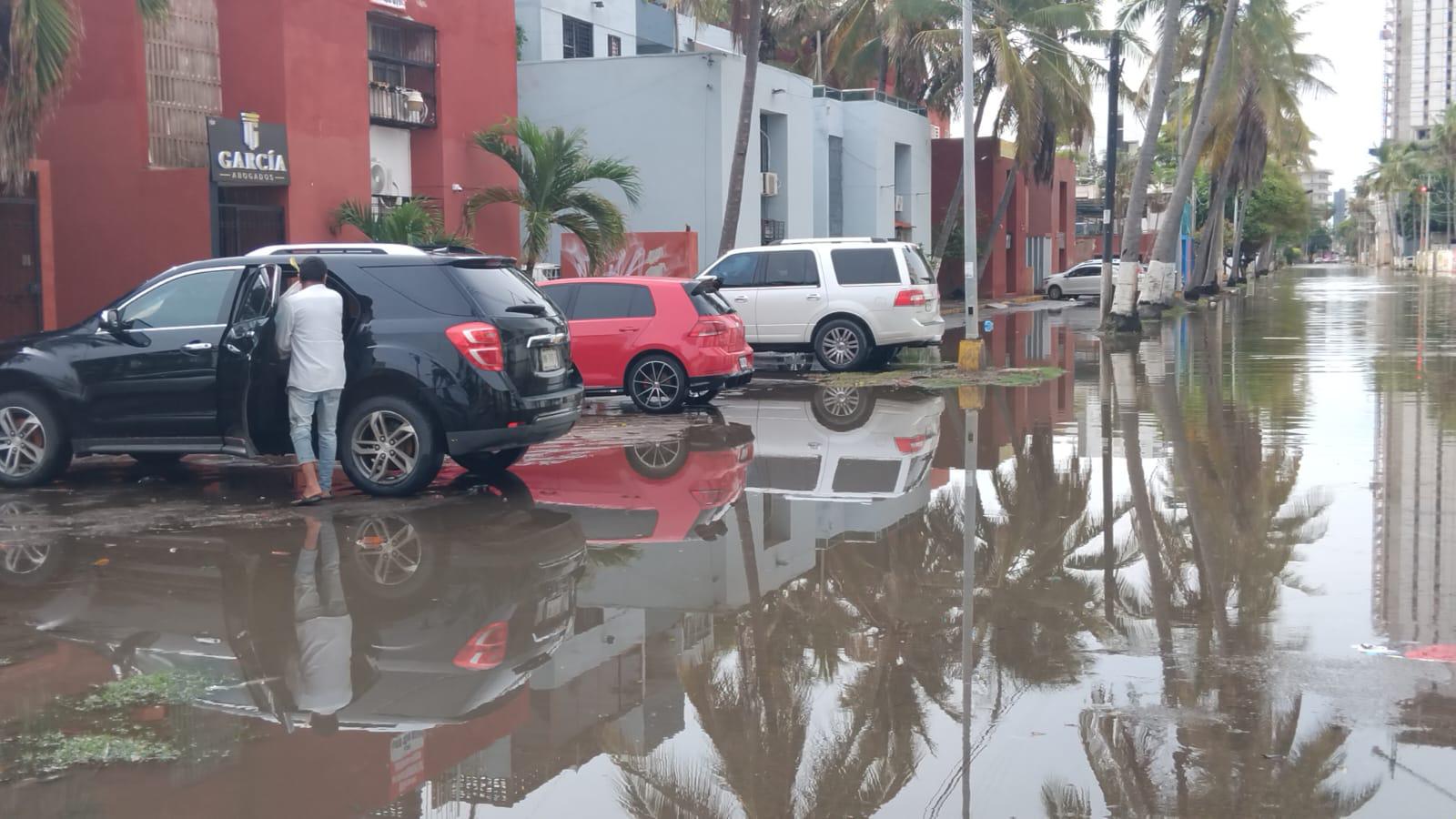 $!Lluvias de madrugada provocan fuertes inundaciones en algunas vialidades de Mazatlán