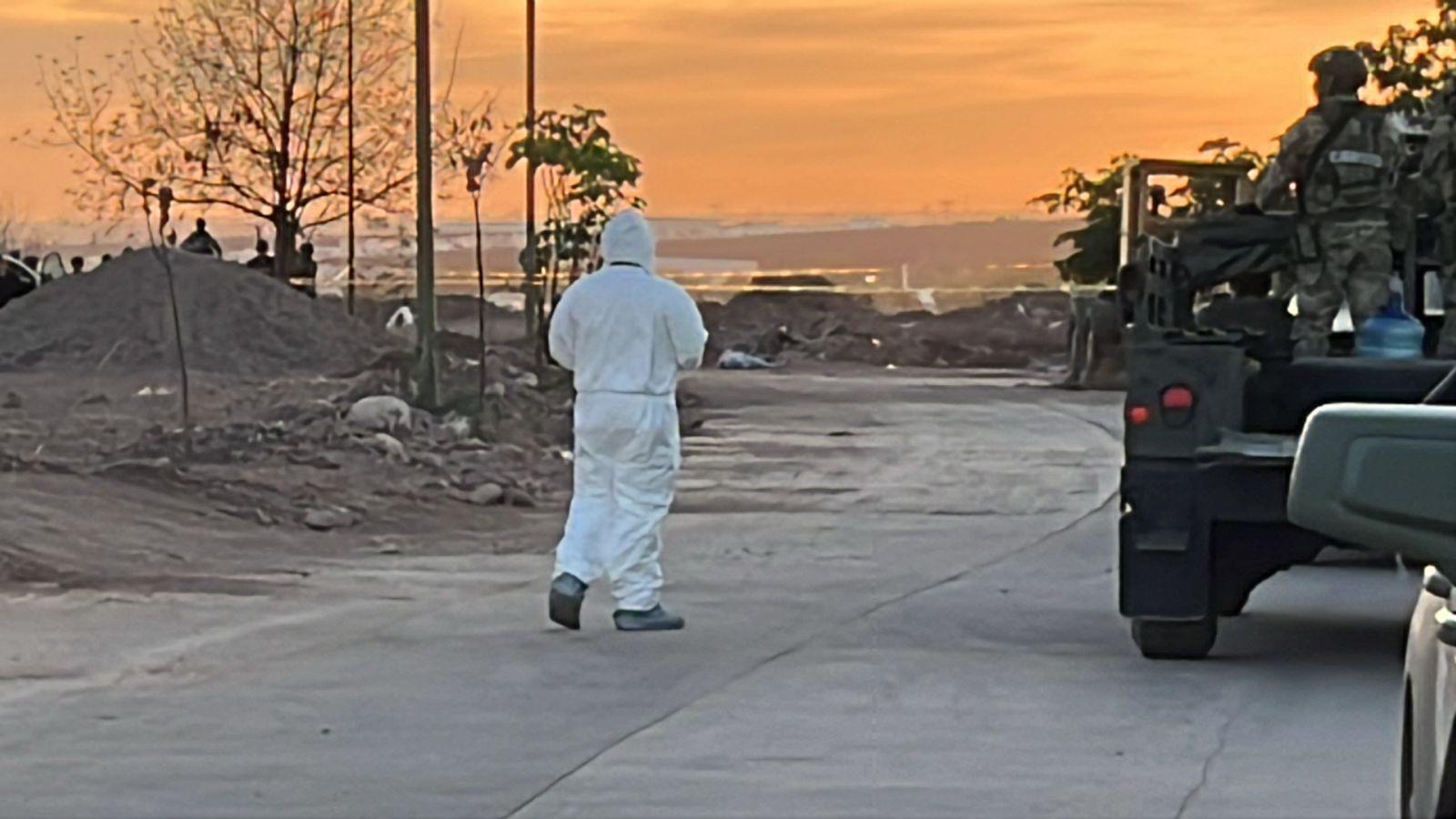 $!Localizan una mujer asesinada y esposada en la colonia Perisur, en Culiacán