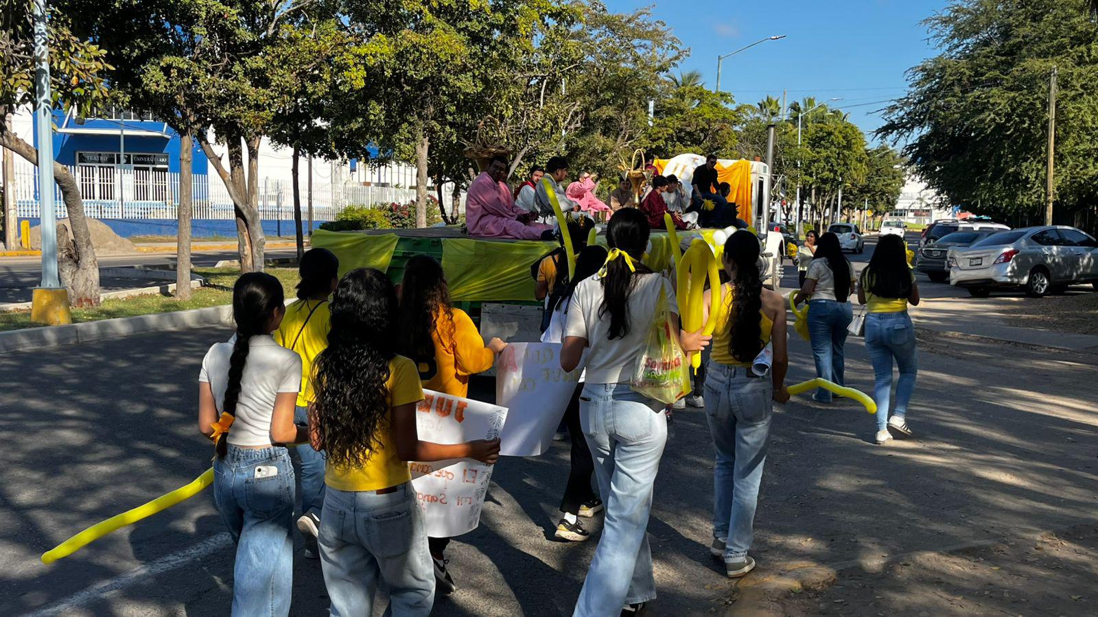 $!Recuerdan jóvenes el sentido de la Semana Santa con manifestación en Mazatlán