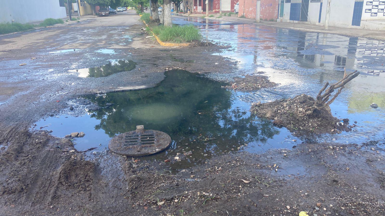 $!Mega fuga de aguas negras y fétidos olores corre por varias calles de Villa Verde y Bugambilias, en Mazatlán
