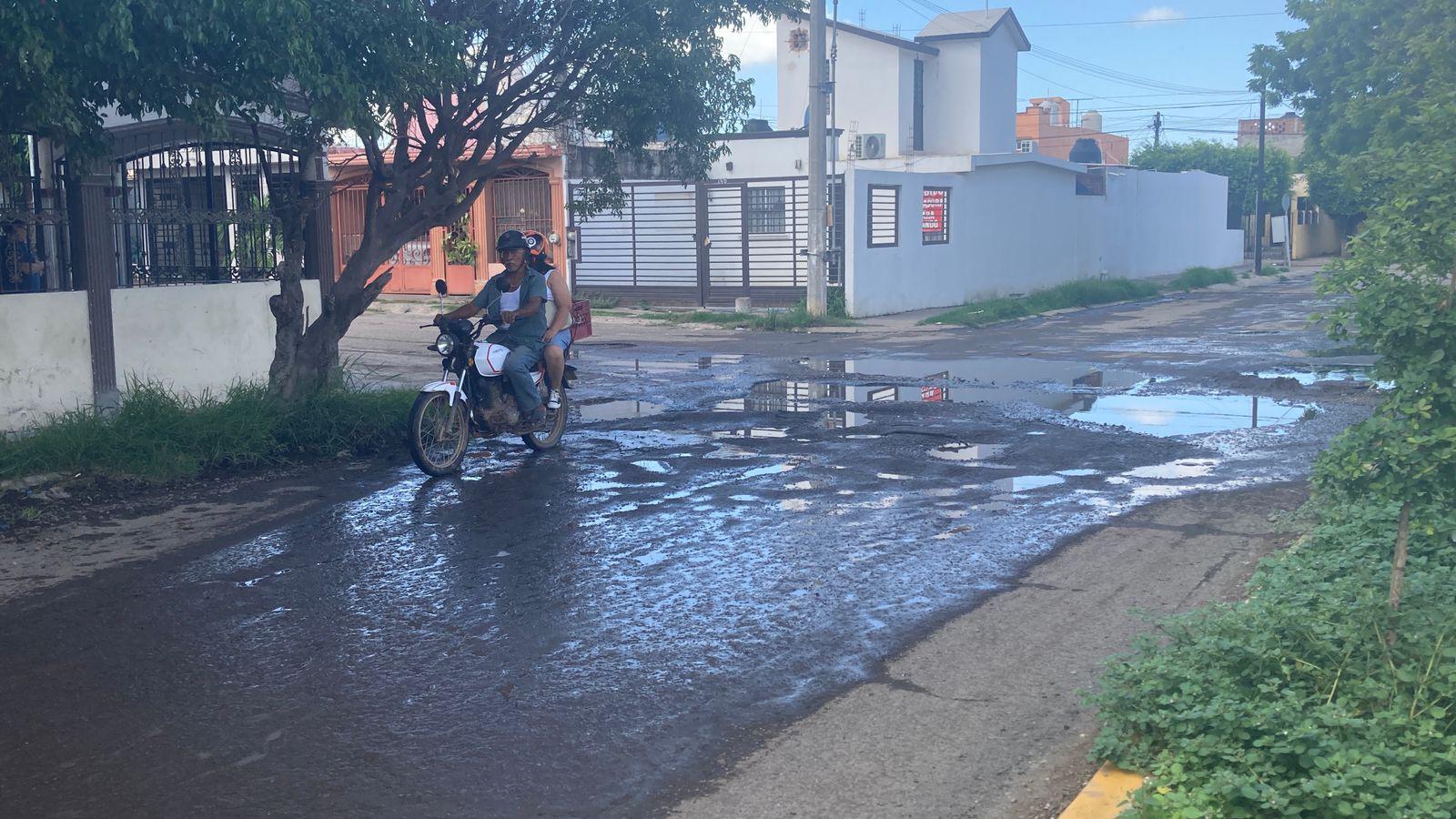 $!Mega fuga de aguas negras y fétidos olores corre por varias calles de Villa Verde y Bugambilias, en Mazatlán