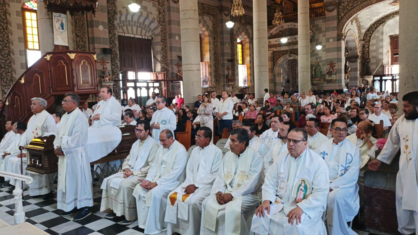 $!Despiden el cuerpo del Padre José de Jesús Aguilar en la Catedral de Mazatlán