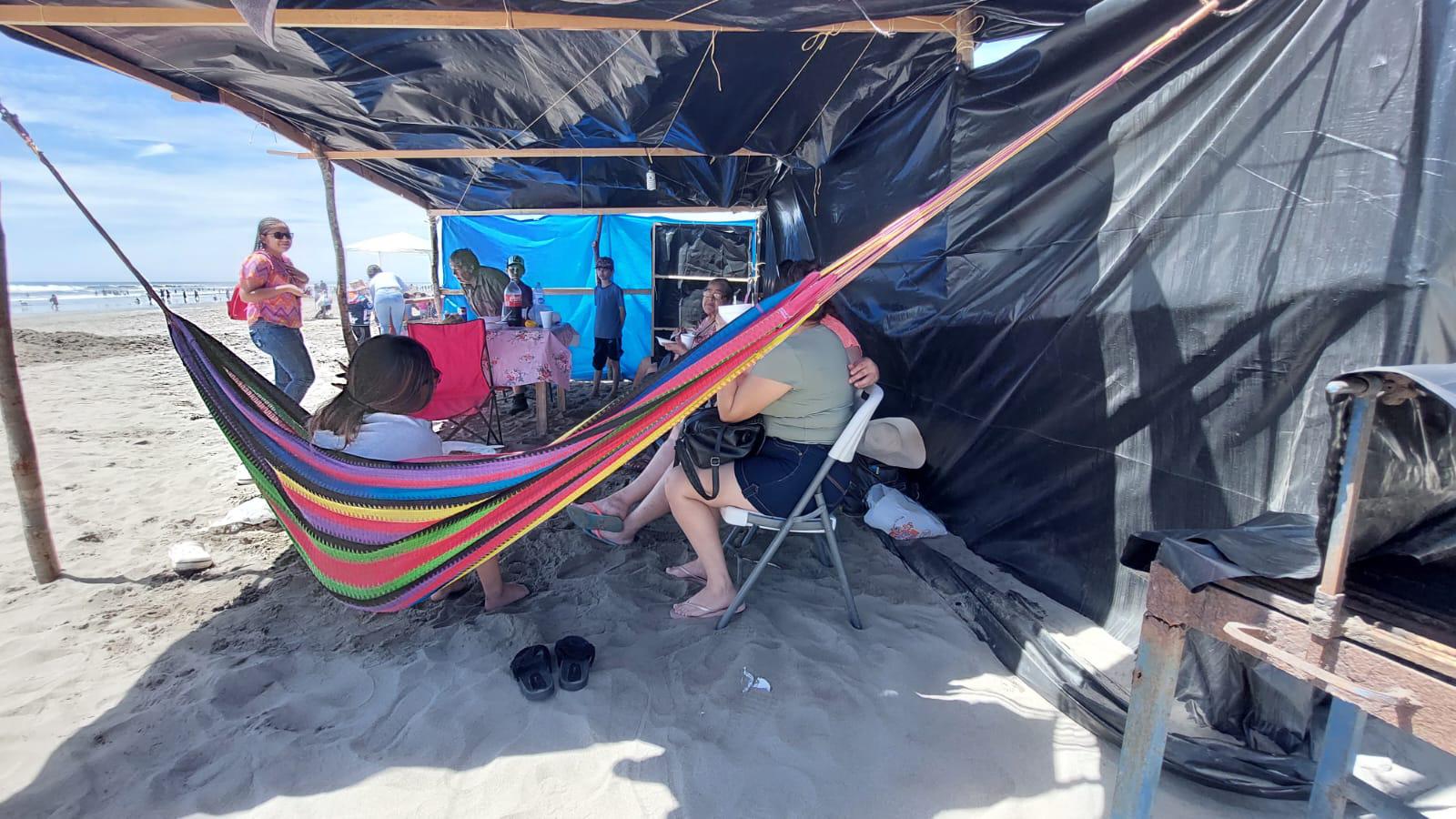 $!Bien ‘equipada’, la familia Avendaño vuelve a acampar en Playa Ponce, una tradición de más de 20 años