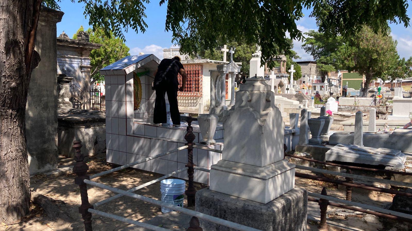 $!Registran panteones de Mazatlán buena afluencia en el Día de Todos los Santos