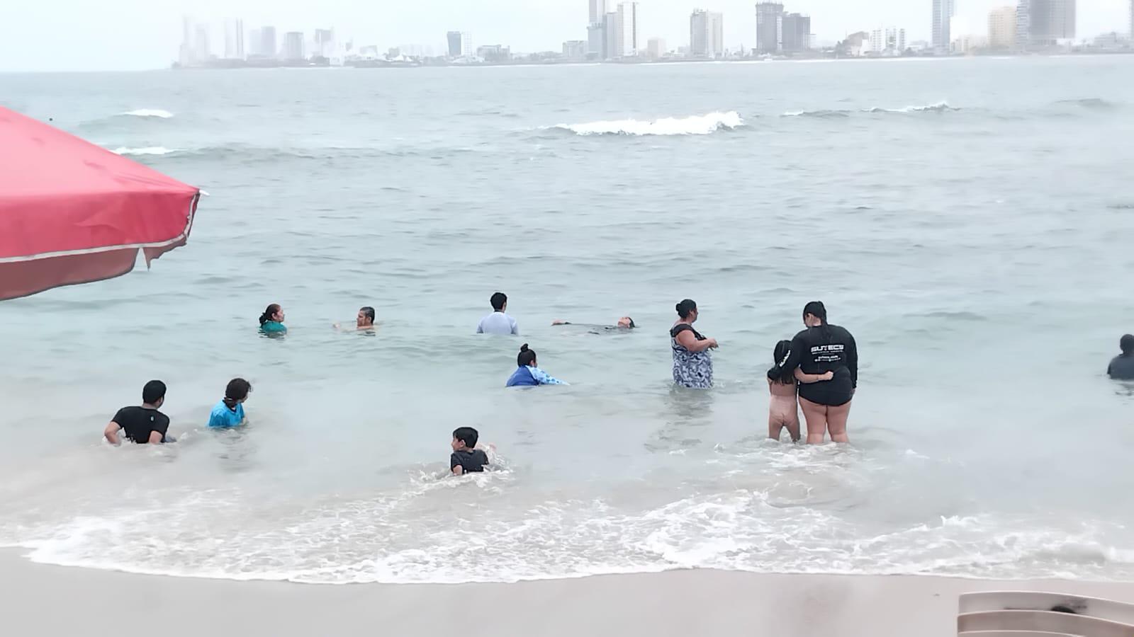 $!Mantiene la Playa Pinitos, en Mazatlán, gran afluencia de visitantes por temporada vacacional