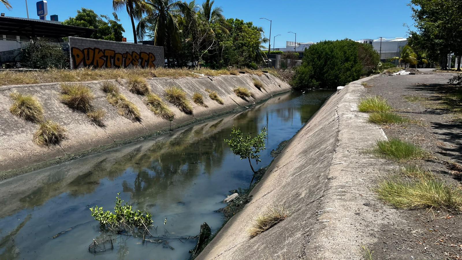 $!Persiste problema de basura y desechos en canales y arroyos de Mazatlán
