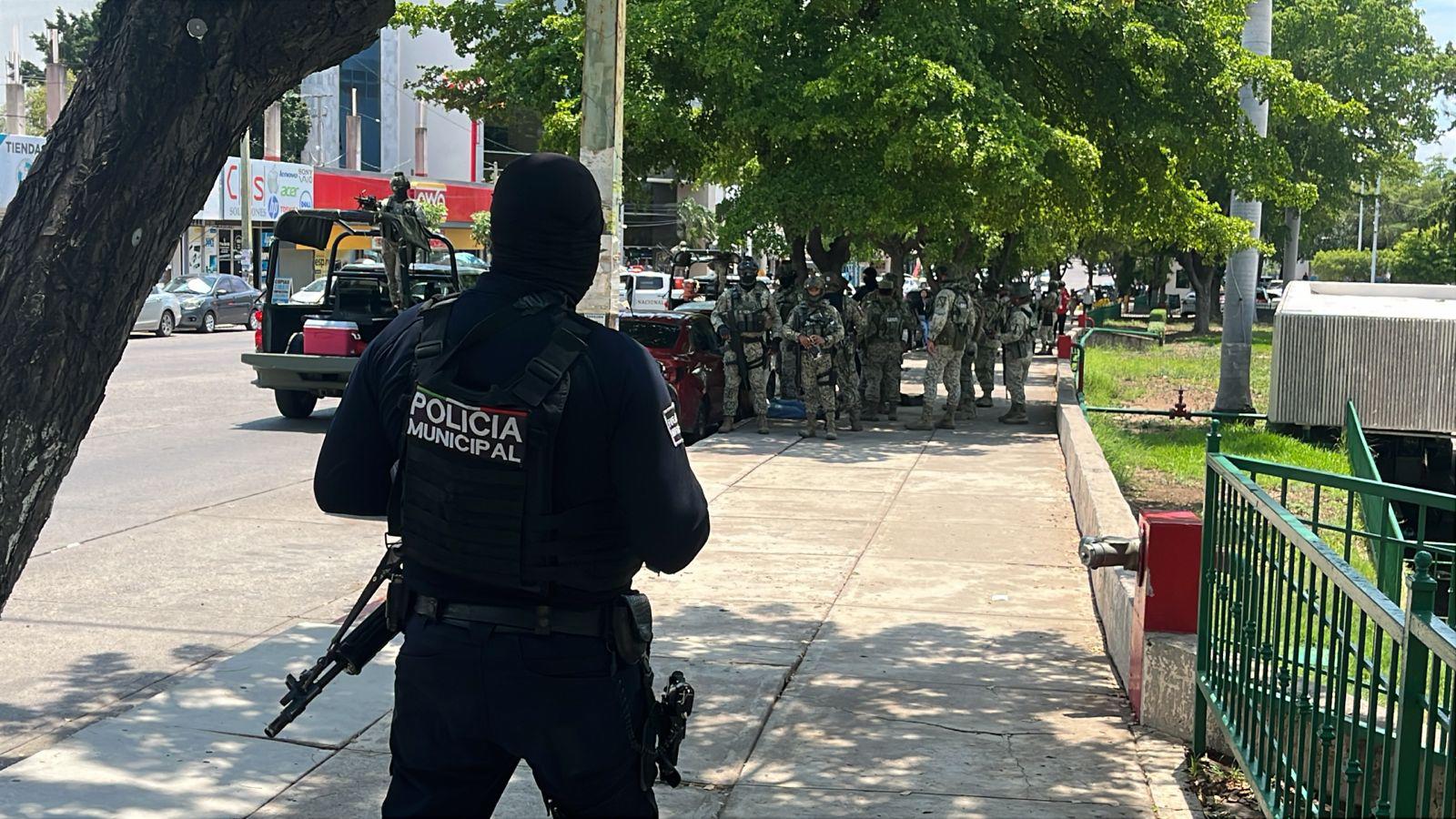 $!Detienen a dos hombres armados frente al Palacio de Gobierno en Culiacán