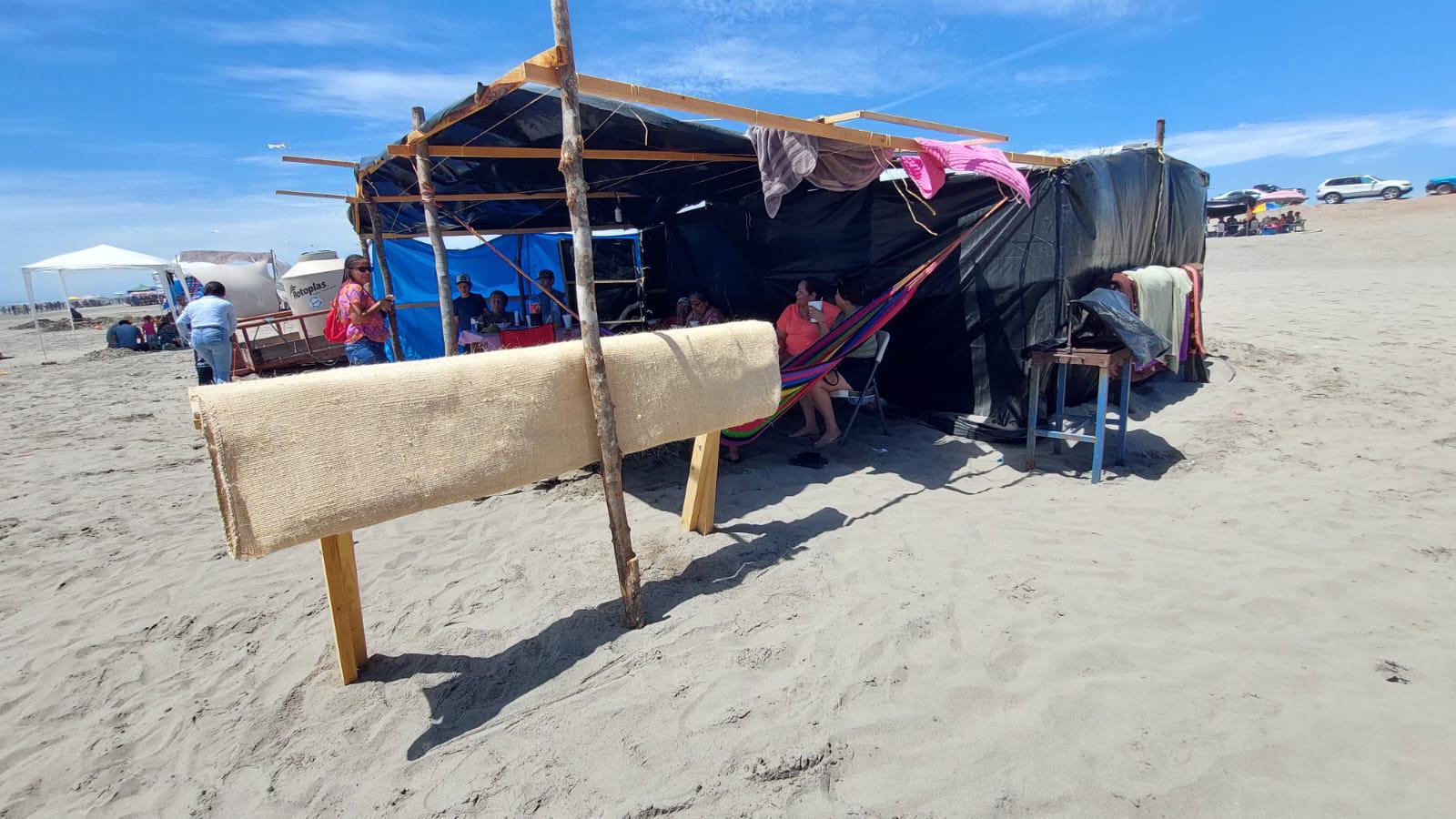 $!Bien ‘equipada’, la familia Avendaño vuelve a acampar en Playa Ponce, una tradición de más de 20 años