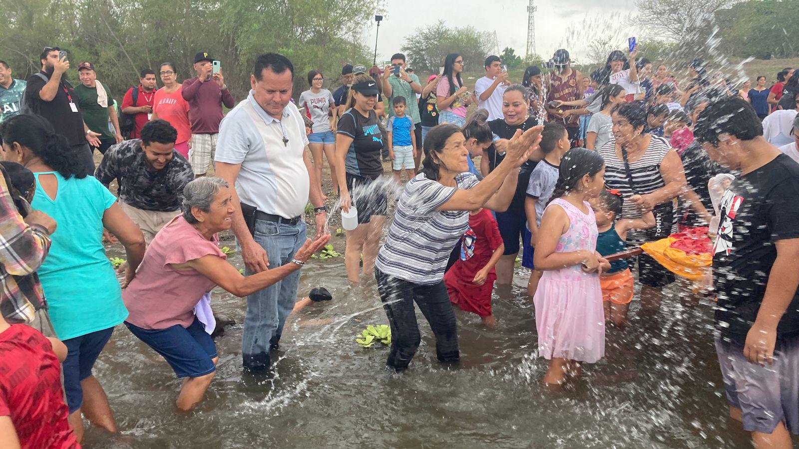 $!Cumplen feligreses a San Juan Bautista en el Río Presidio, en Villa Unión