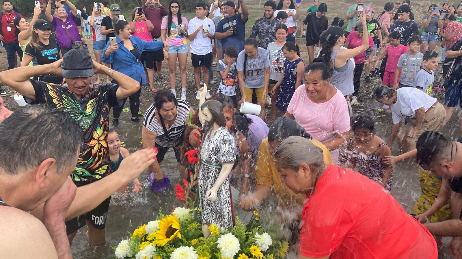 $!Cumplen feligreses a San Juan Bautista en el Río Presidio, en Villa Unión