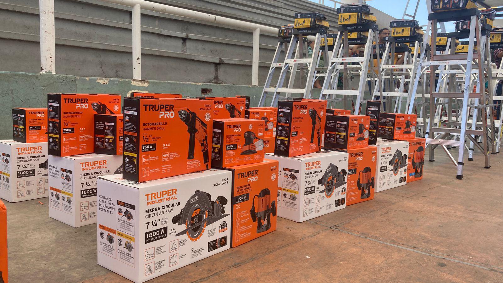 $!Entregan más de 140 equipos productivos a emprendedores de Mazatlán