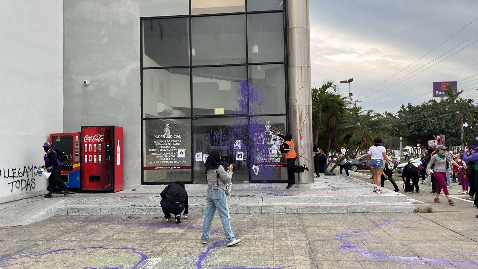 $!Pintan edificio del Poder Judicial durante Marcha 8M en Mazatlán