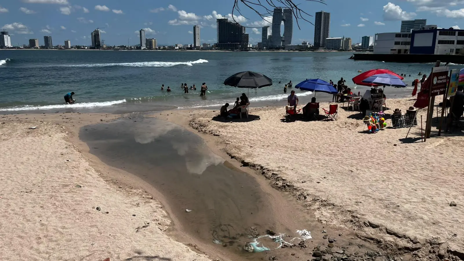 $!Tres días después de las lluvias, persisten alcantarillas rebosadas en Paseo Claussen a la altura de Playas Pinitos