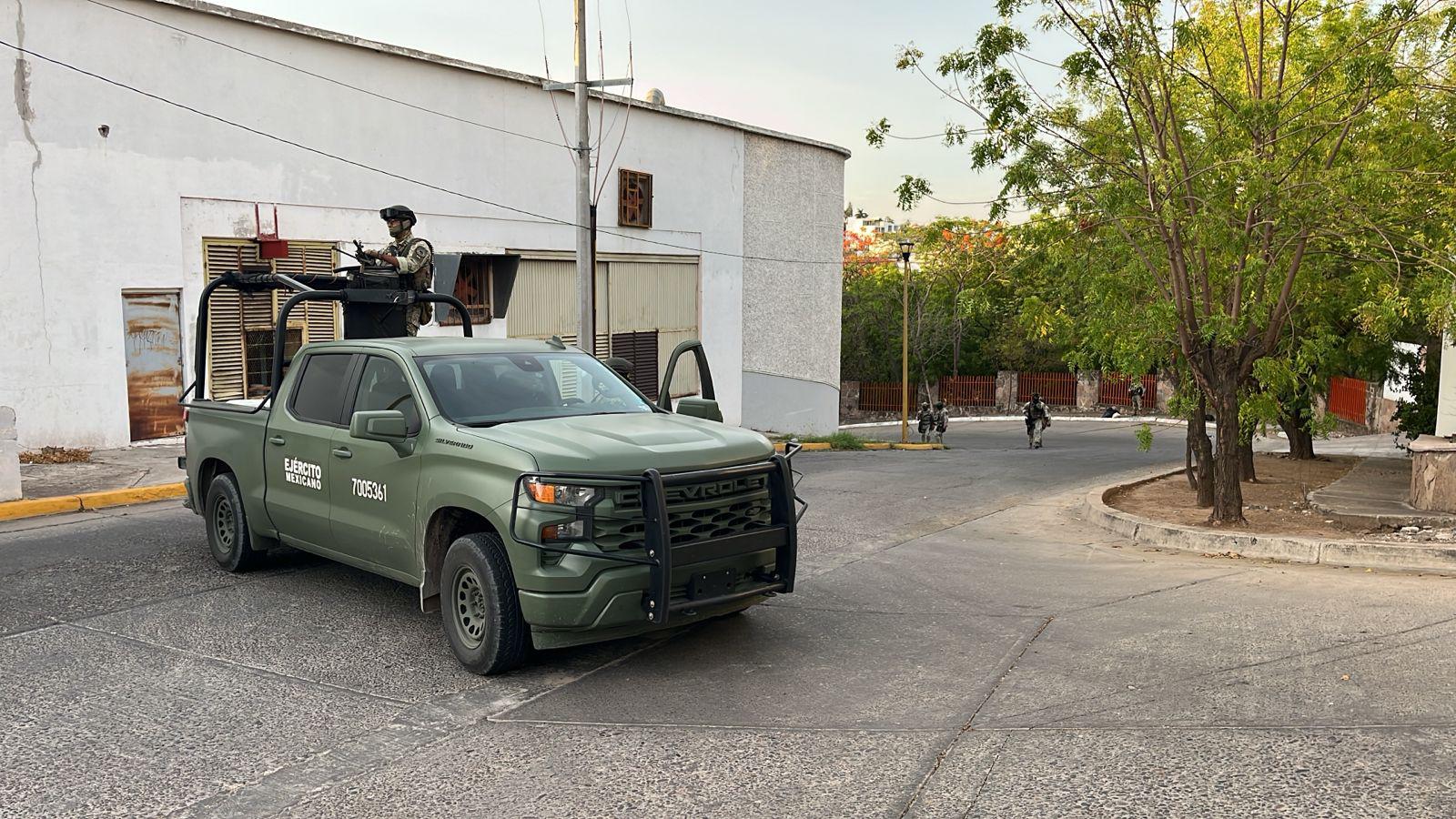 $!Asesinan a un hombre y hieren a otro de bala afuera de un centro comercial de Culiacán