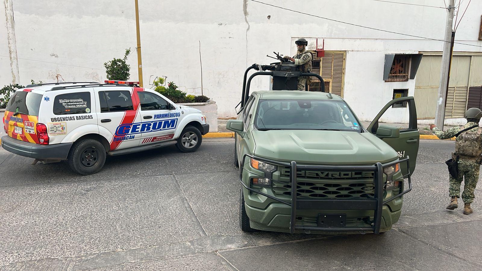 $!Asesinan a un hombre y hieren a otro de bala afuera de un centro comercial de Culiacán