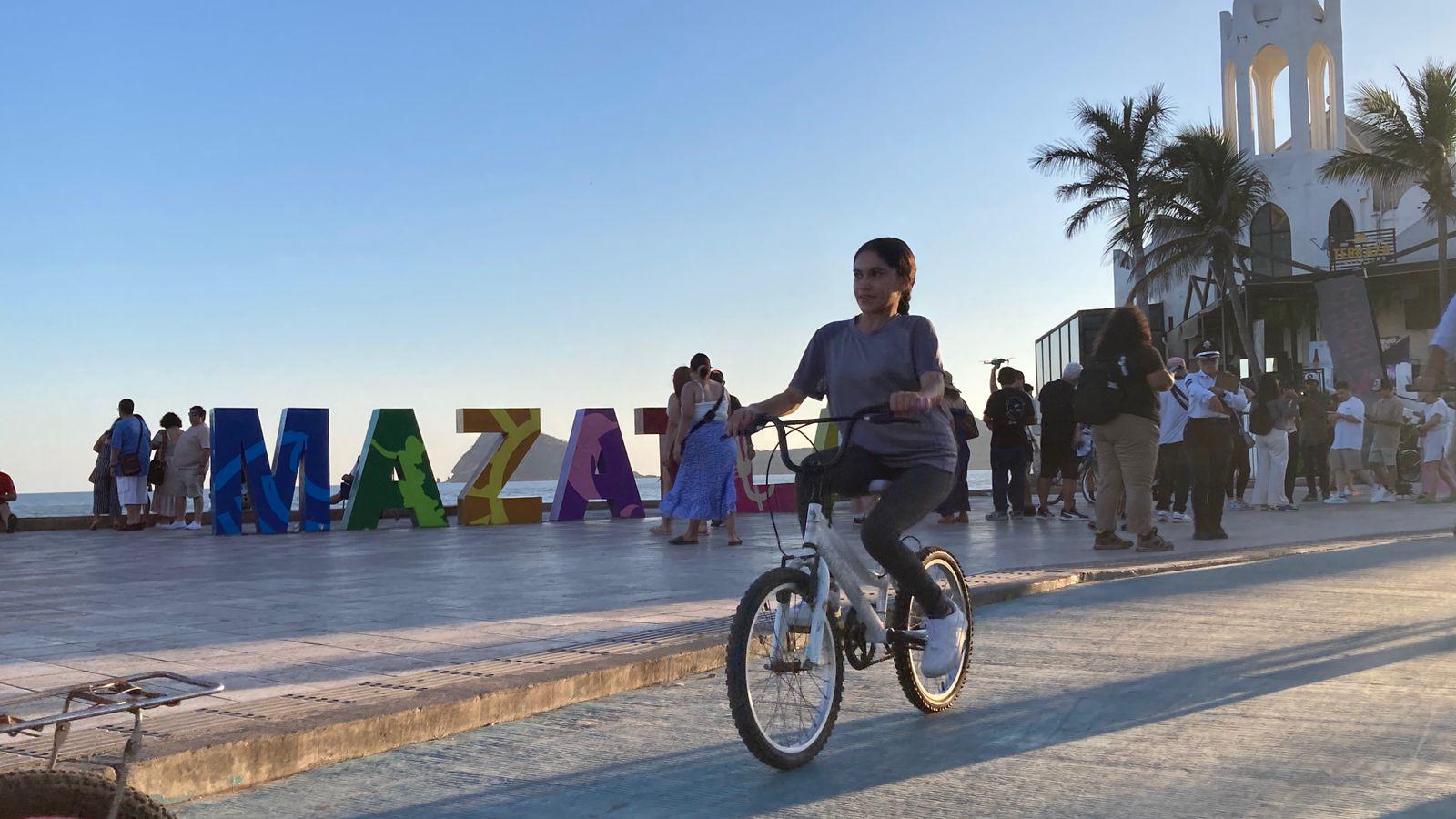 $!Familias mazatlecas celebran el Día Mundial de la Bicicleta con paseo por el malecón