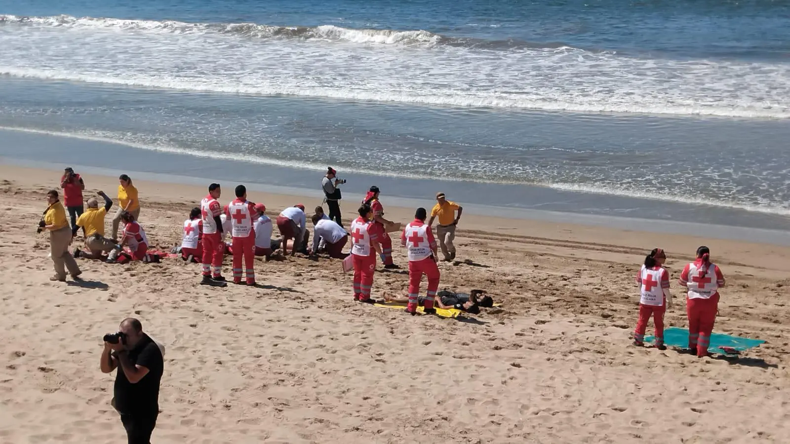 $!Realizan macro simulacro de rescate en el mar en Mazatlán