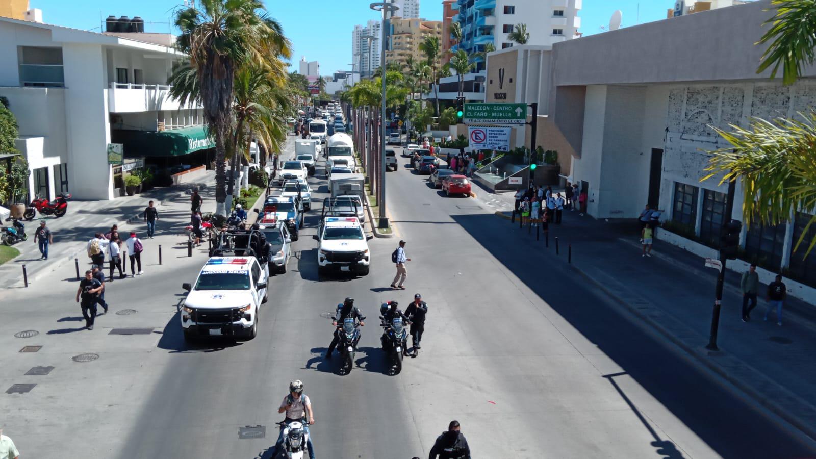 $!Se manifiestan músicos tocando y con marcha en plena zona turística
