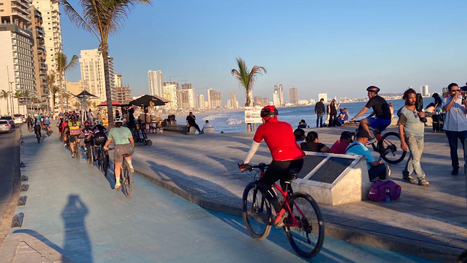 $!Familias mazatlecas celebran el Día Mundial de la Bicicleta con paseo por el malecón