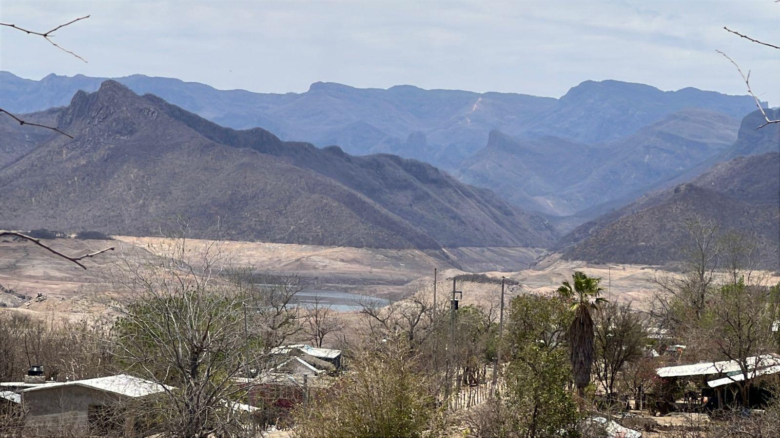 $!Dependían de la presa Huites, pero ya se secó; no hay peces para comer ni agua que beber