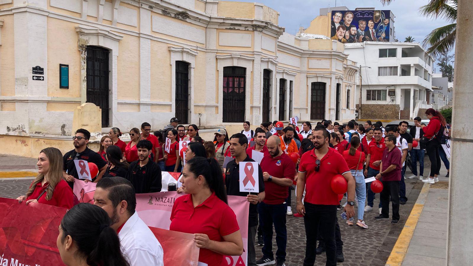 $!Marchan en Mazatlán por el Día Mundial de la Lucha contra el VIH/Sida