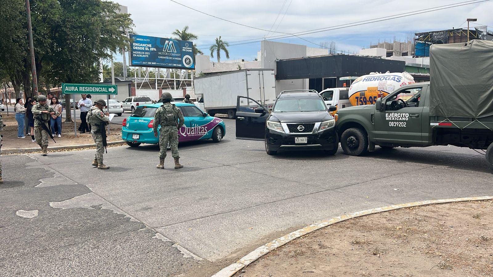$!Choque entre unidad militar y auto en Malecón Viejo de Culiacán deja daños materiales