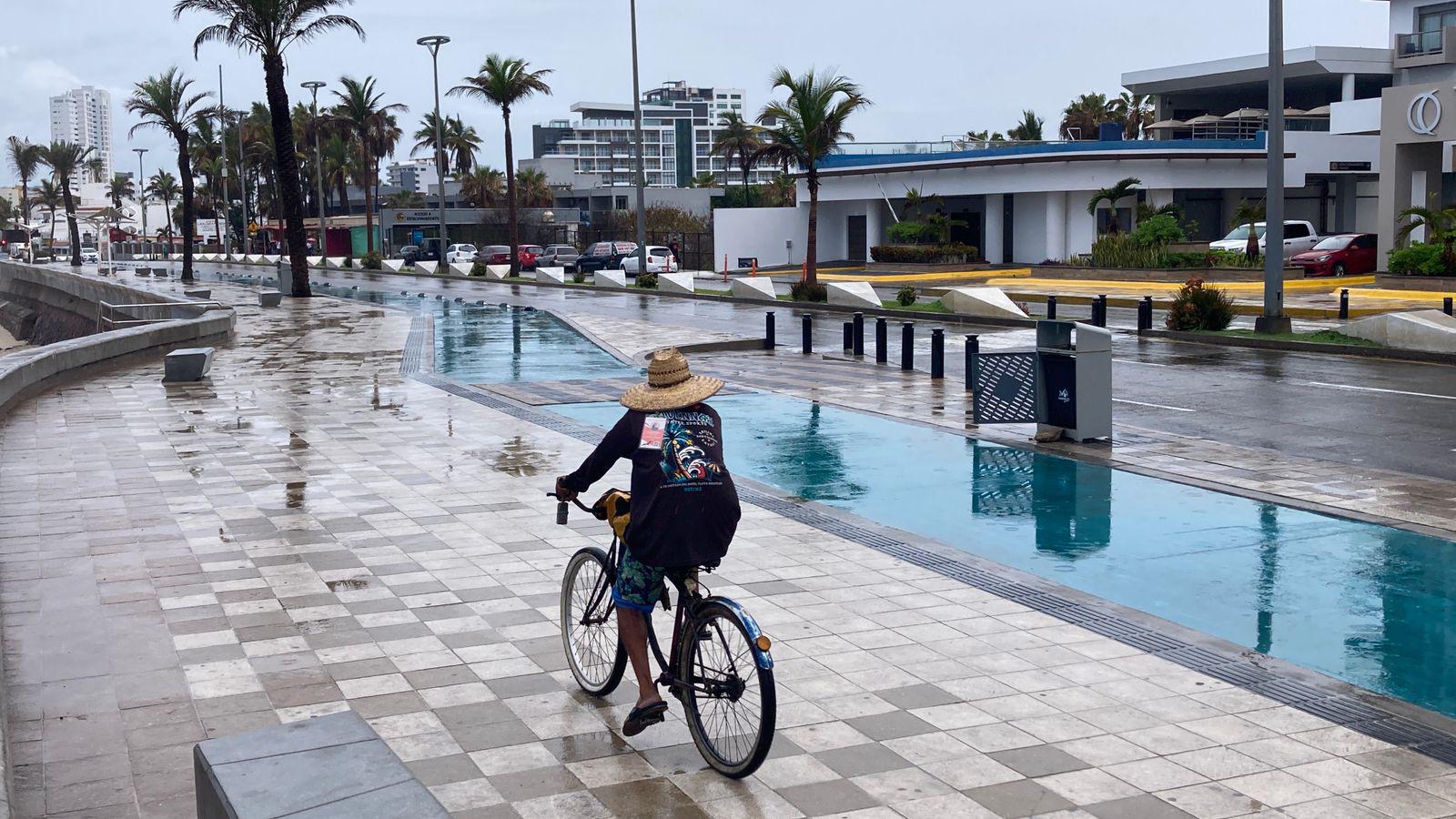$!Persisten lluvias durante la mañana en Mazatlán, con altas probabilidades de continuar durante el día