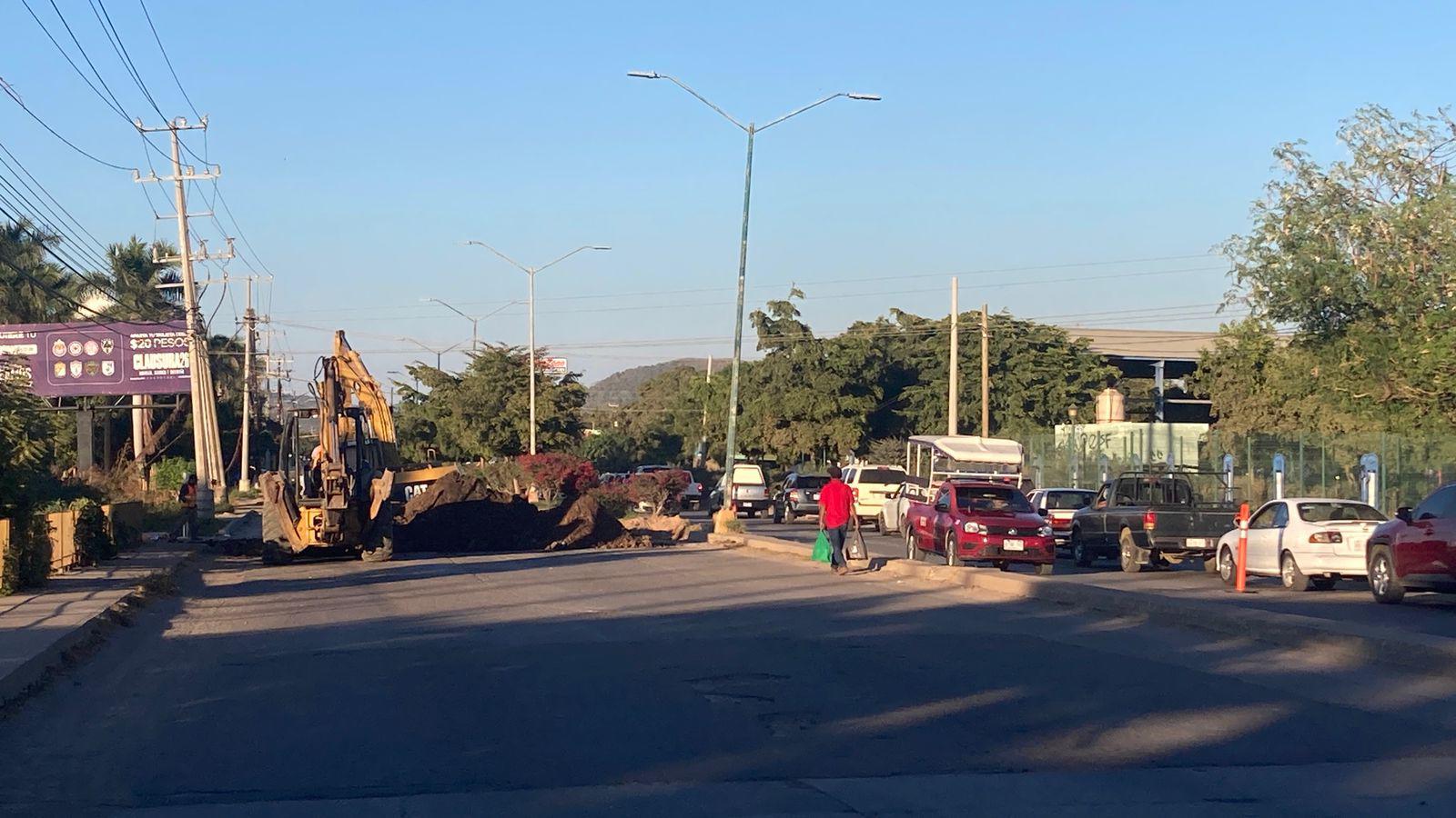 $!Cierran tramo en la avenida Manuel J. Clouthier; habilitan un carril de doble sentido vial