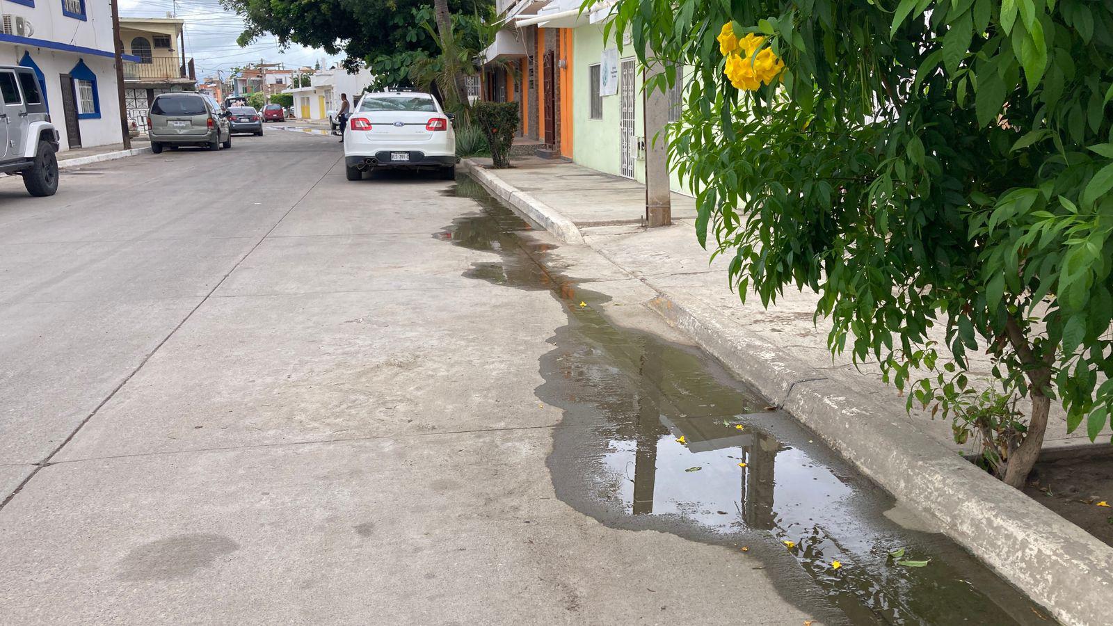 $!Fuga de aguas negras y mal olor genera malestar entre vecinos en la colonia Venustiano Carranza, en Mazatlán